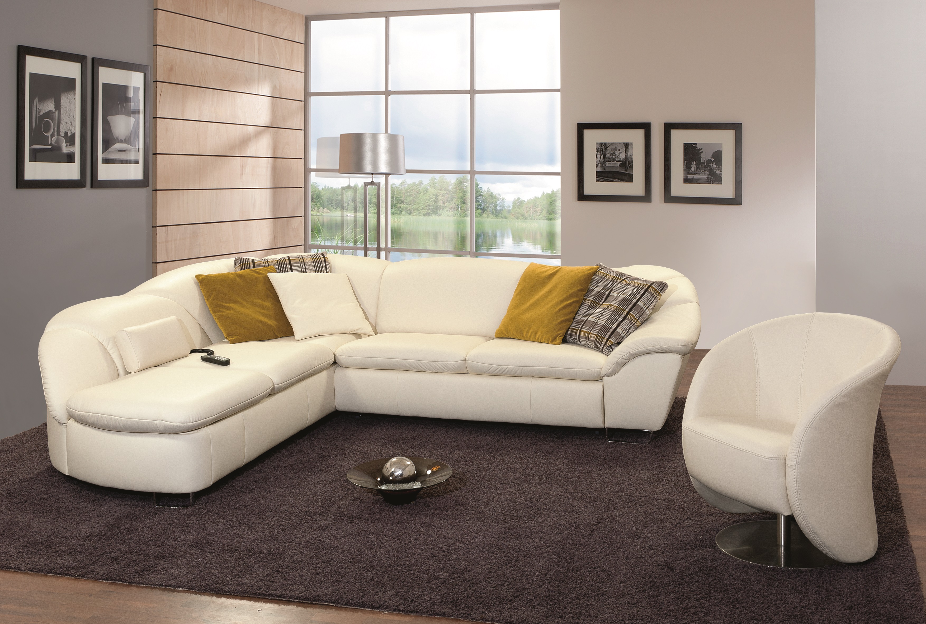 Белый кожаный диван