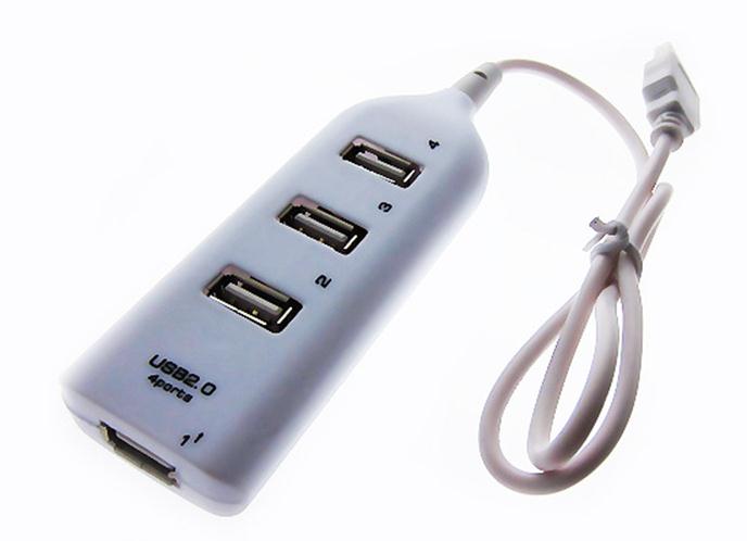Micro-USB tilsluttes touch-gadgeten, USB til venstre via adapteren er tilsluttet til lysnettet, og til højre er indsat flashdrev