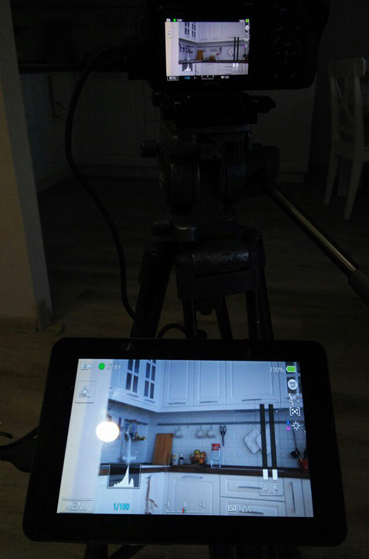 Monitoren viser alt som er gitt av kameraet via hdmi, kameraet mitt (Samsung NX1) har flere skjermmodus